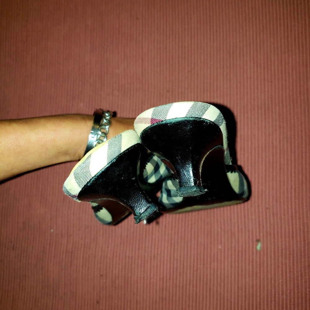 Authentic Burberry kitten heels - Picture 4 of 9